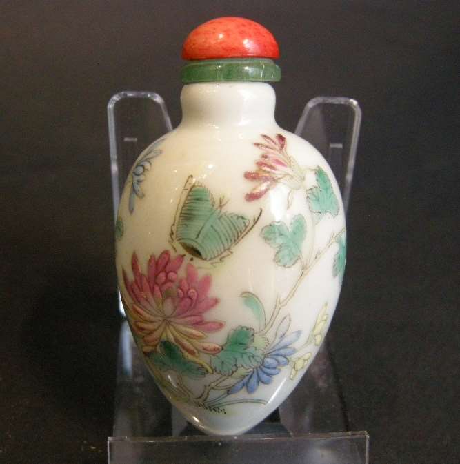 Porcelain snuff bottle in fruit shape decorated